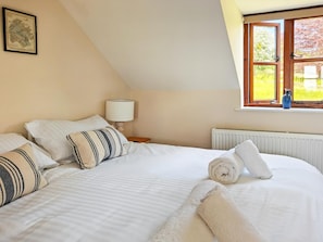 Tabla de planchar con plancha, cuna de viaje, wifi gratis y ropa de cama