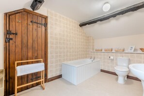 Towels - 3 Bed in Leominster (oc-r30485) (Bircher)