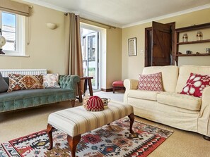 A living room with two sofas, a patterned rug, and a wooden bench. - 3 Bed in Leominster (oc-r30485) (Bircher)