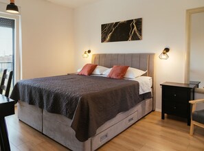 Een strijkplank/strijkijzer, internet, beddengoed