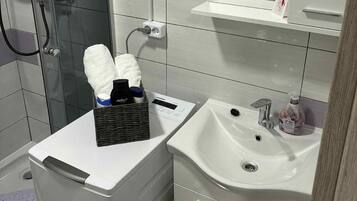 Regadera, amenidades de baño gratuitas, secadora de cabello, toallas