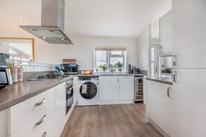 Microwave, oven, dishwasher, cookware/dishes/utensils