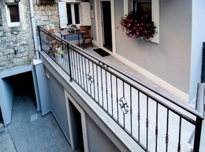 Terrace/patio - Apartment Central Haven - Three Bedroom Apartment With Balcony and View (Sinj)