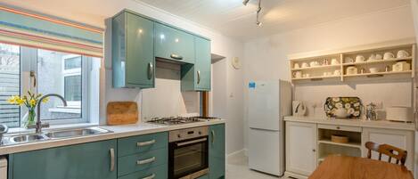 Micro-ondes, four, lave-vaisselle, chaise haute