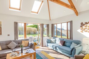 TV, fireplace - 5 Bed in Trevone (oc-s30762) (Trevone)