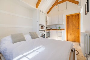 Tabla de planchar con plancha, wifi gratis y ropa de cama 