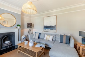 TV, fireplace - 4 Bed in Sheringham (oc-s30767) (Sheringham)