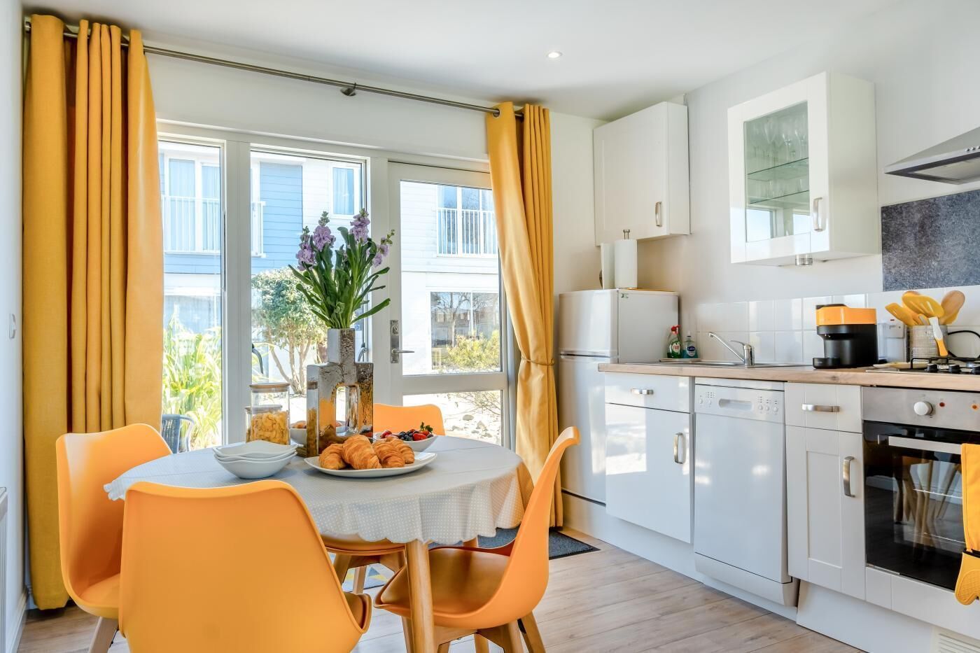 Mikroaaltouuni, uuni, astianpesukone, syöttötuoli