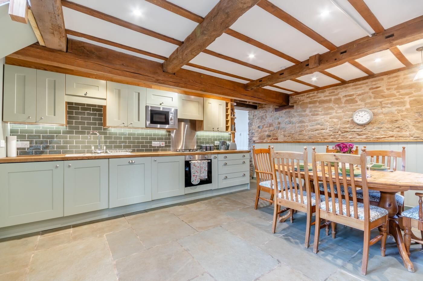 Een microgolfoven, een oven, een vaatwasser, een kinderstoel