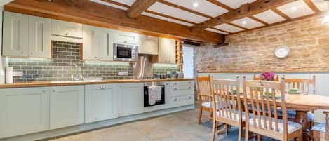 Een microgolfoven, een oven, een vaatwasser, een kinderstoel