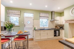 Microwave, oven, dishwasher, high chair - 3 Bed in Cromford (oc-t30751) (Cromford)