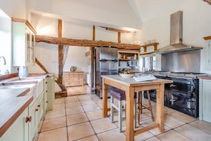 Microwave, oven, dishwasher, highchair - 3 Bed in Tong (oc-t30724) (Tong)