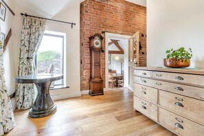 Interior - 3 Bed in Tong (oc-t30724) (Tong)