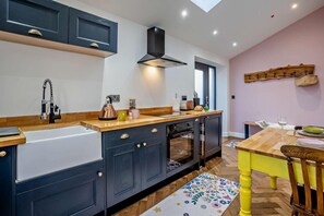 Mikrobølgeovn, ovn og kjøkkenutstyr