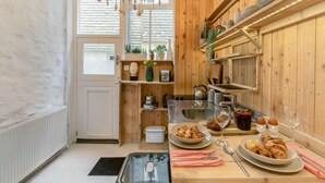 Een microgolfoven, een oven, kookgerei, borden en bestek