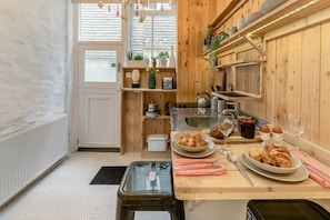 Microwave, oven, cookware/dishes/utensils - 1 Bed in St. Ives (oc-b30675) (St Ives)