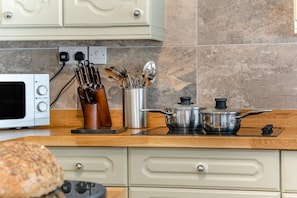 Microwave, oven, dishwasher, highchair - 2 Bed in Ventnor (oc-l30647) (Ventnor)