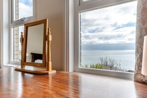 Interior - 2 Bed in Ventnor (oc-l30647) (Ventnor)