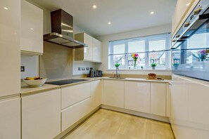 Dishwasher, high chair, cookware/dishes/utensils - 4 Bed in Seaton (oc-a89856) (Seaton)