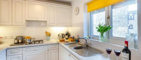 Microwave, oven, dishwasher, cookware/dishes/utensils