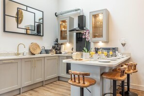 Micro-ondes, four, lave-vaisselle