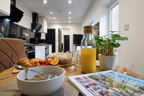 Modern 6-bedroom, 5 bathroom, sleeps up to 8.