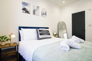 6 bedrooms, iron/ironing board, internet, bed sheets