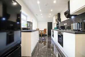 Microwave, oven, stovetop - Modern 6-bedroom, 5 bathroom, sleeps up to 8. (Bedford)