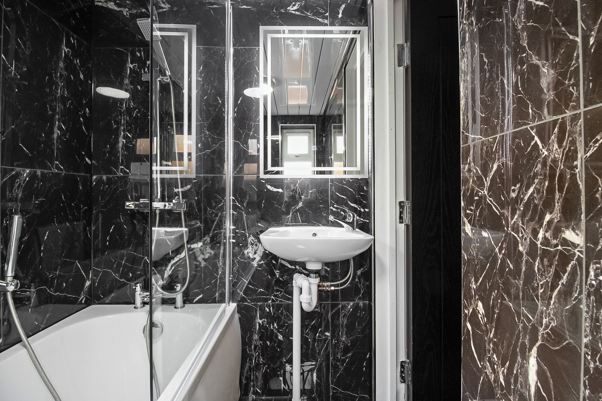 Douche, serviettes fournies, savon, papier toilette