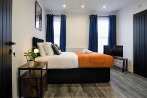 6 habitaciones, tabla de planchar con plancha, internet y ropa de cama