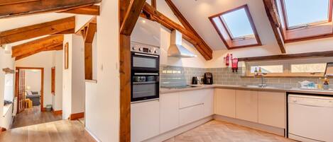 Microonde, forno, lavastoviglie, seggiolone