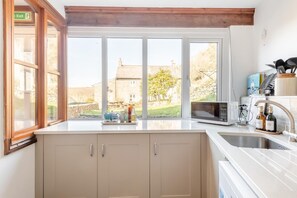 Een microgolfoven, een oven, een vaatwasser, een kinderstoel