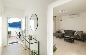 Smart TV - Nice home in Karbuni with WiFi (Karbuni)