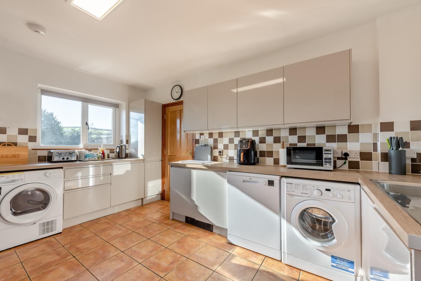 Microonde, forno, lavastoviglie, seggiolone