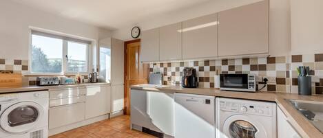 Microonde, forno, lavastoviglie, seggiolone