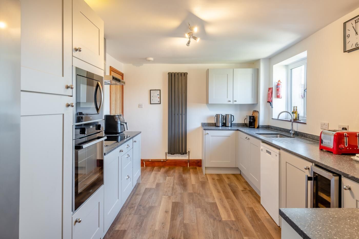 Microonde, forno, lavastoviglie, seggiolone