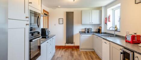 Microonde, forno, lavastoviglie, seggiolone