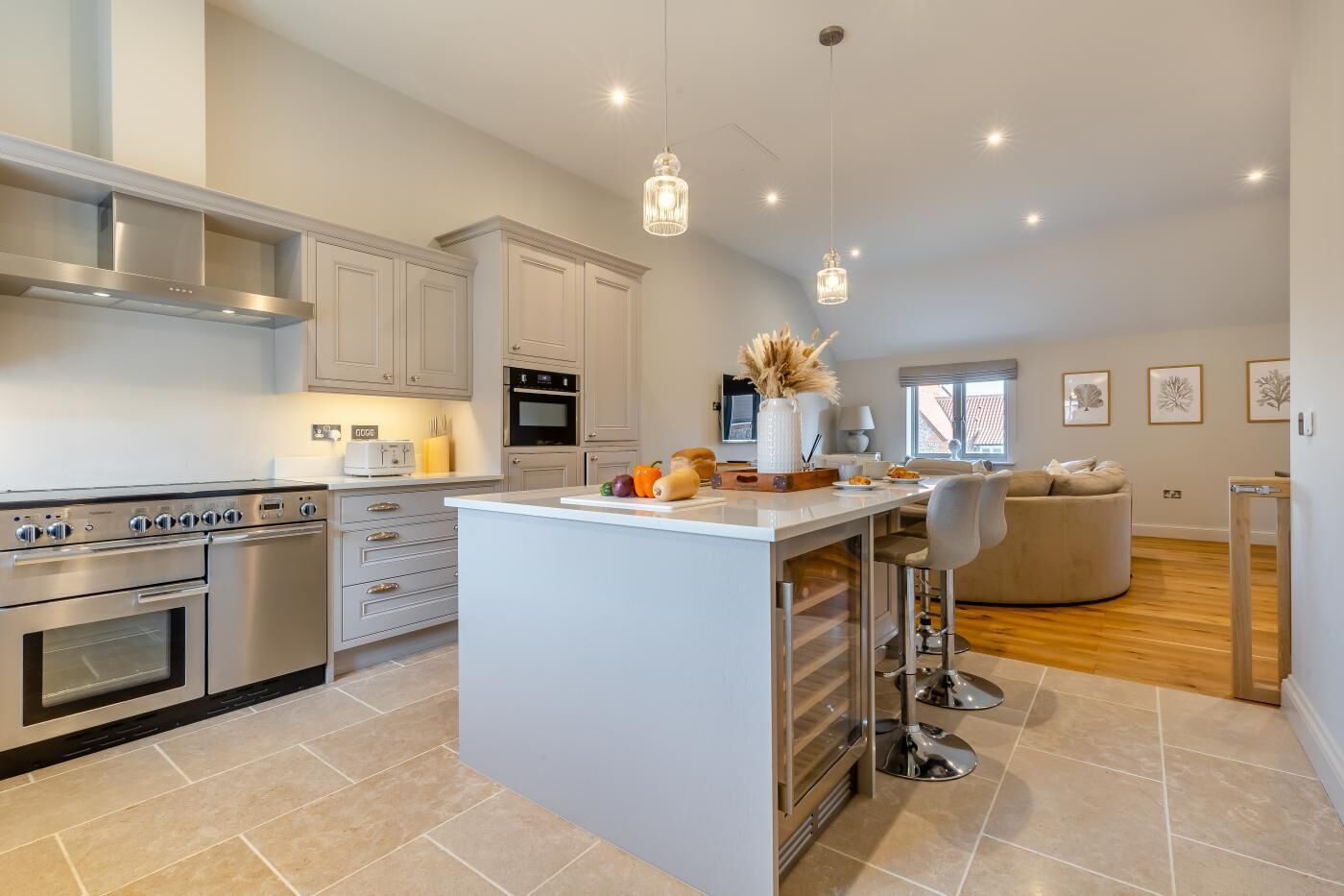 Horno, lavavajillas, trona infantil y utensilios de cocina