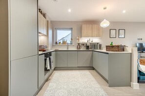 ميكروويف، فرن، غسالة أطباق، مستلزمات طهي/أطباق/أوعية