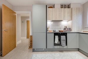 Microondas, horno, lavavajillas y utensilios de cocina 