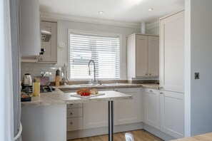 Microwave, oven, dishwasher, high chair - 2 Bed in Totland Bay (oc-c30684) (Totland)