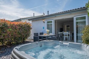 Outdoor dining - 2 Bed in Totland Bay (oc-c30684) (Totland)