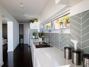 Interior - 4 Bed in Ventnor (oc-k30685) (Ventnor)