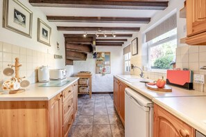 Mikrovågsugn, ugn, diskmaskin och grytor/köksredskap