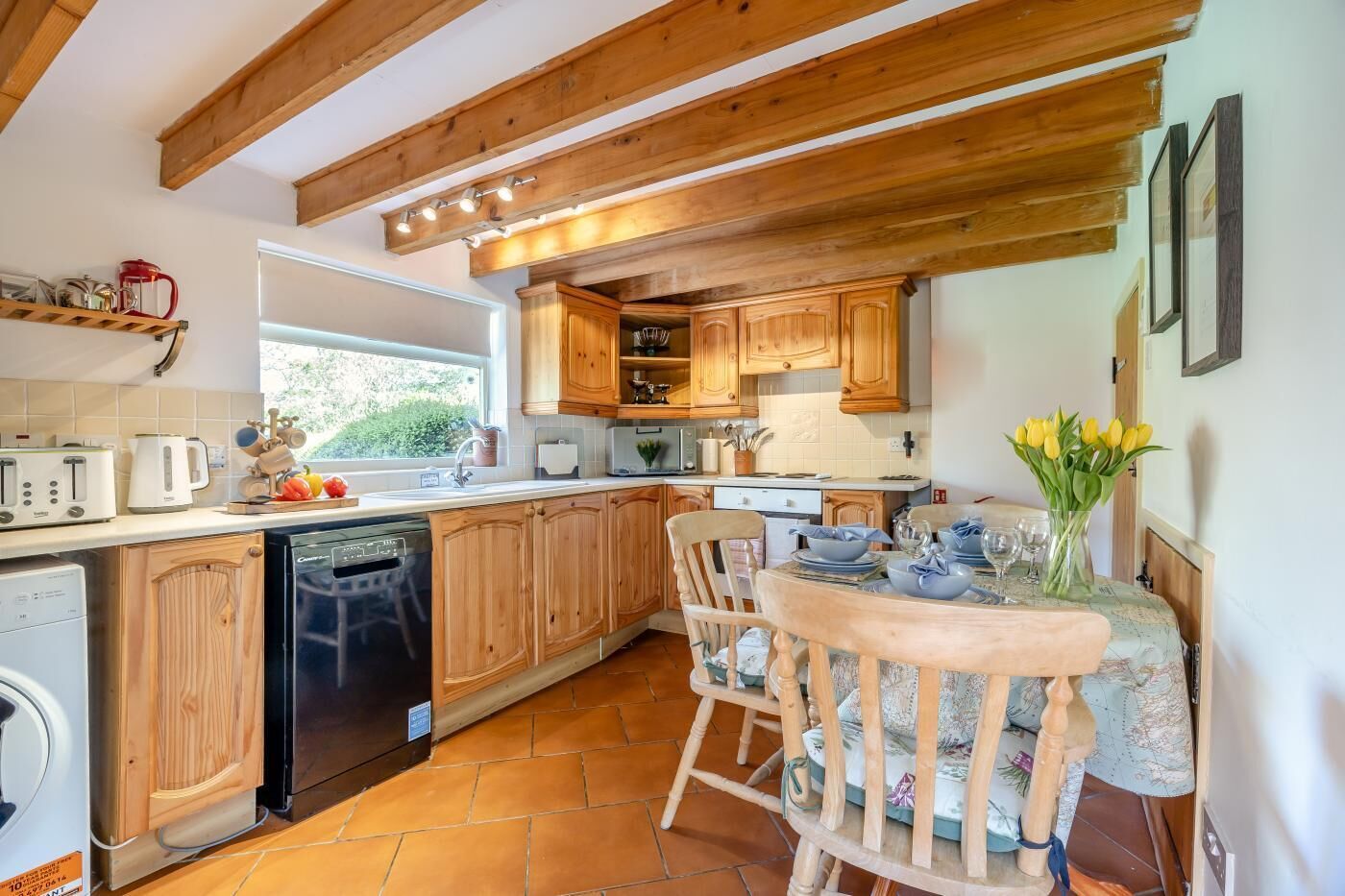 Microondas, horno, lavavajillas y utensilios de cocina 