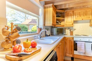 Mikrovågsugn, ugn, diskmaskin och grytor/köksredskap