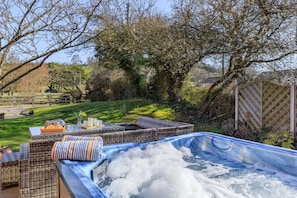 Outdoor dining - 4 Bed in Brent Knoll (oc-n30732) (Brent Knoll)