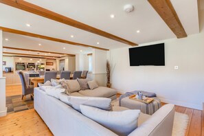 TV - 4 Bed in Brent Knoll (oc-n30732) (Brent Knoll)