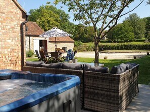 Outdoor dining - 4 Bed in Brent Knoll (oc-n30732) (Brent Knoll)