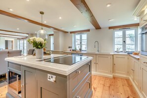 Microwave, oven, dishwasher, highchair - 4 Bed in Brent Knoll (oc-n30732) (Brent Knoll)